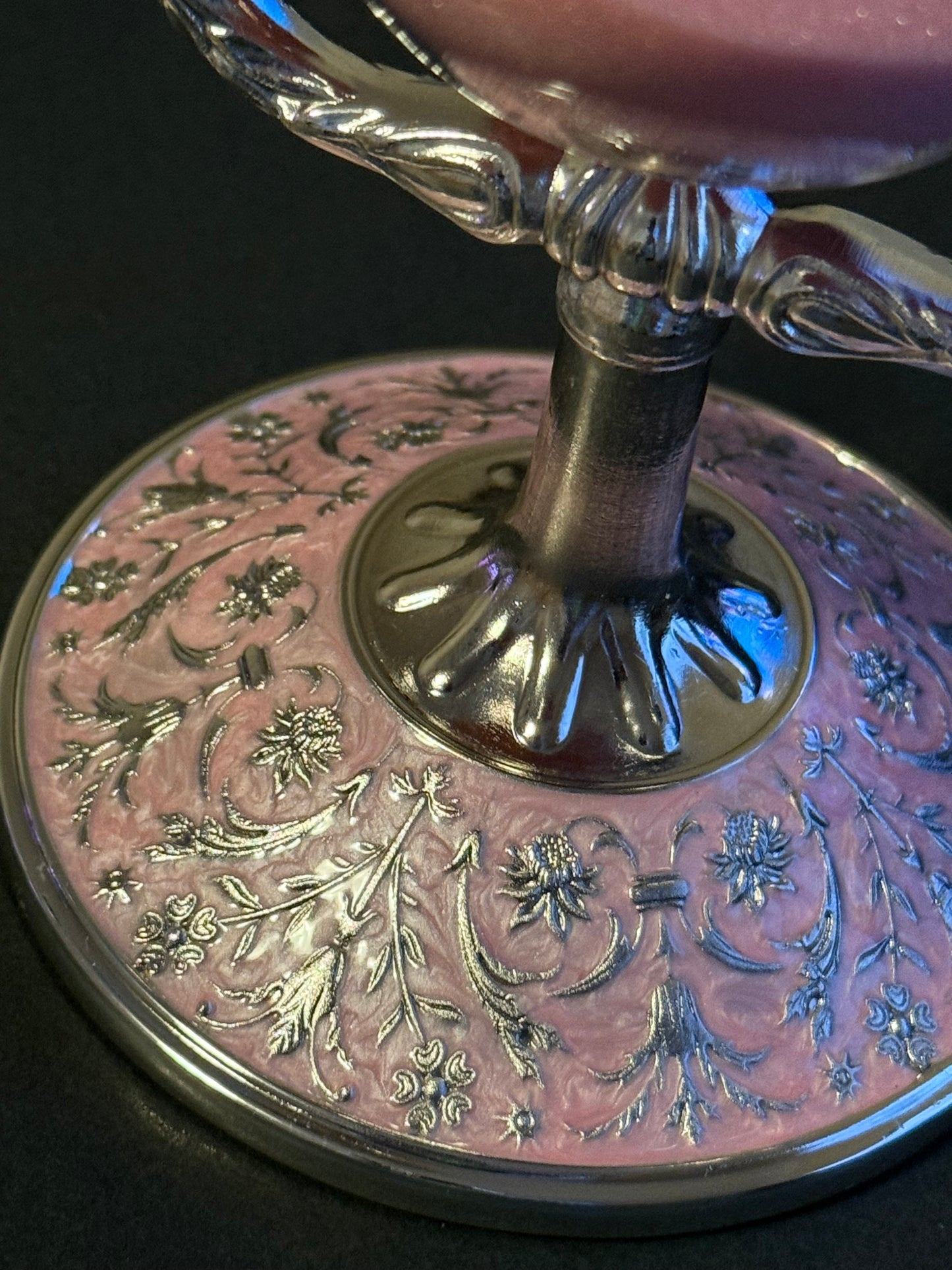 Enamel and metal quarter hourglass
